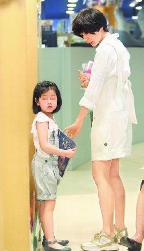 賈靜雯扮慈母帶女買書 堅稱不識孫志浩性感新歡